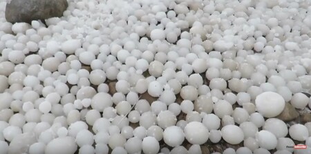 Tisíce ledových vajíček různých velikostí o víkendu zaplnily pláž ve Finsku. Neobvyklou podívanou podle expertů způsobila kombinace nízkých teplot, silného větru a vln.