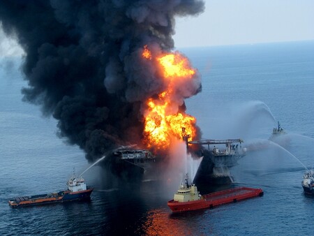 To, že hrozí riziko výbuchu na těžební plošině, jsme věděli. A věděli jsme, že je to velké riziko, řekl u soudu Lamar McKay, bývalý ředitel americké pobočky BP. Na snímku hořící vrtná plošina Deepwater Horizon