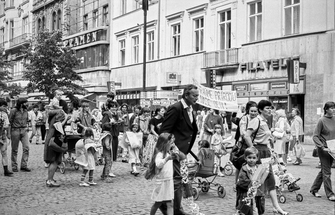 Atmosféra porevoluční doby byla ochraně přírody příznivě nakloněna. Na ilustračním snímku první demonstrace Pražských matek za lepší stav životního prostředí, 29. 5. 1989.