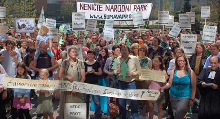 Na včerejší demonstraci se v Praze před MŽP sešlo několik set lidí, kteří se připojili k výzvě na záchranu Národního parku Šumava.