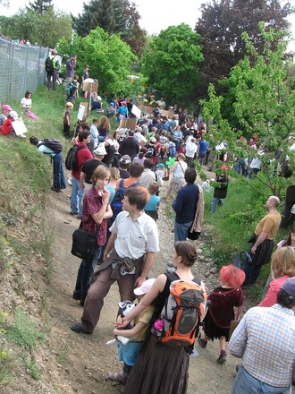 Demonstrace místních obyvatel proti oplocení lesa botanickou zahradou na konci dubna 2011
