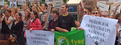 Demonstrace před ministerstvem životního prostředí za ukončení zásahu na Ptačím potoce. Foto: Hugo Charvát/Ekolist.cz Demonstrace před ministerstvem životního prostředí za ukončení zásahu na Ptačím potoce. Foto: Hugo Charvát/Ekolist.cz