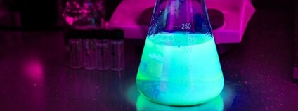 Zářivá tekutina v laboratoři Foto: Depositphotos