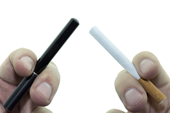 Odpad z e-cigaret je potenciálně vážnější hrozbou pro životní prostředí než nedopalky cigaret, protože se z nich do vodních toků a půdy dostávají nikotinové soli, těžké kovy, olovo a rtuť. Navíc jednorázová elektronická cigareta obsahuje průměrně 0,15 gramů lithia. Roznásobeno na počty těch vyhozených se tak zrovna Britové ročně zbaví asi 10 tun lithia. Tedy množství, které by jim vystačilo na 1200 baterií do elektromobilů.
