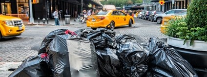 Černé pytle s odpadky na chodníku v ulici, New York Foto: Depositphotos