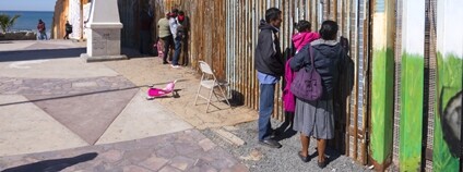 Skupinky lidí u zdi na hranici mezi Mexikem a USA Foto: Depositphotos