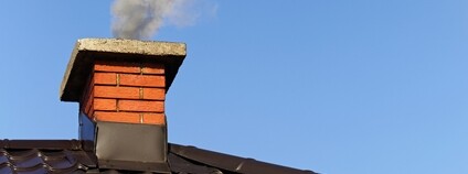 Kouřící komín na rodinném domě Foto: Depositphotos