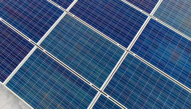 Unijní exekutiva chce v rámci zveřejněného balíčku zvýšit podíl obnovitelných zdrojů na výrobě energie do roku 2030 na 45 procent místo dosud plánovaných 40 procent. Má k tomu přispět zdvojnásobení kapacity solárních elektráren v příštích třech letech