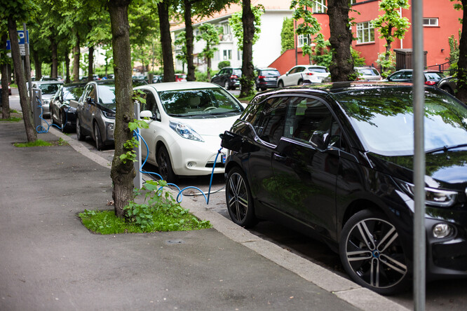 Nabíjení elektromobilů v Oslu.
