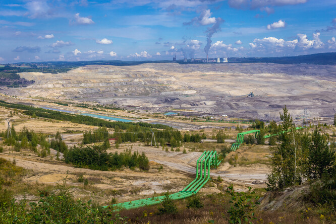 Hnědouhelný důl Turów u hranice s Českem zásobuje uhlím hlavně sousední elektrárnu a skupina PGE chce důl postupně rozšířit a prohloubit.