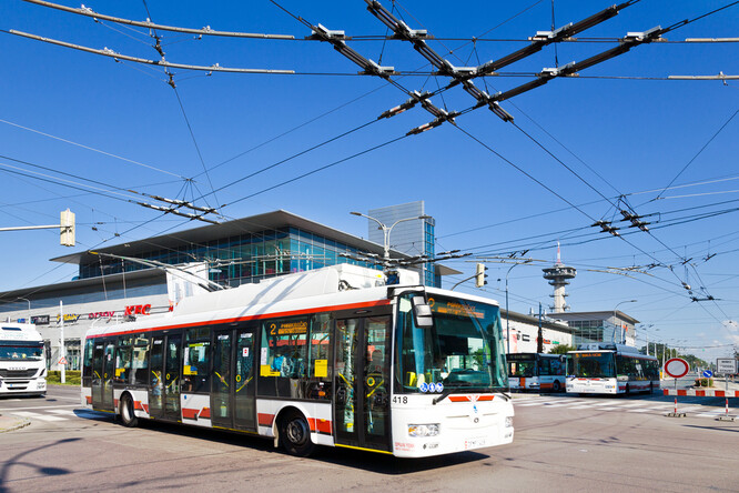 Vozy na elektrickou trakci, tedy vlaky, tramvaje nebo trolejbusy, přepraví v ČR kolem 70 procent cestujících. Celkem je v Česku přes 3200 kilometrů elektrizovaných železničních tratí. V městské dopravě pak elektřinu kromě pražského metra využívají tramvajové a trolejbusové provozy. V Česku jezdí 1710 tramvají a 733 trolejbusů.