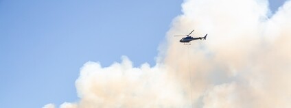 Vrtulník nad hořícím lesem Foto: Depositphotos