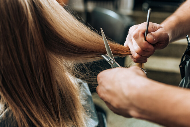 Belgické kadeřnice, které s neziskovkou Dung Dung na sběru vlasů spolupracují, si pochvalují, že se zužitkování konečně dočkají odpady, které by jinak smetly do koše.