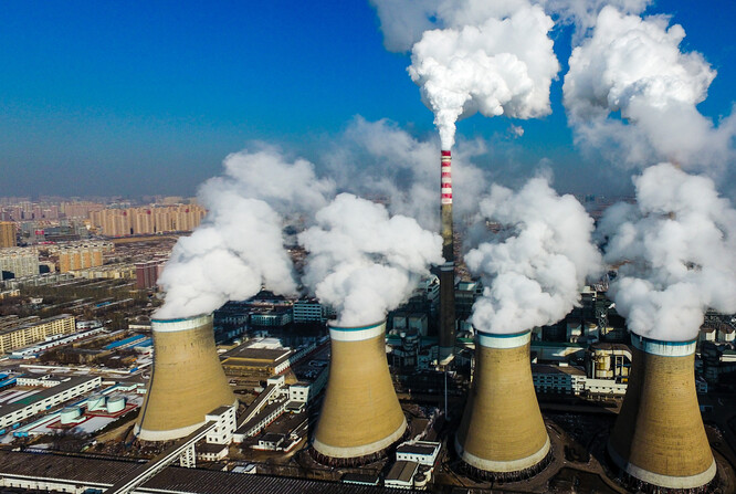 Komíny uhelné elektrárny Guodianské korporace v Datongu, Severní čínské provincii Shanxi (17. březen 2018).