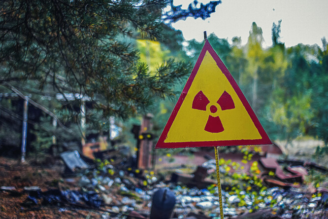 Odvrácenou stranou jaderné energie je radioaktivita, jaderné havárie a možné zneužití pro výrobu zbraní.