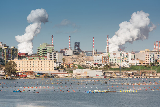 O rovnováze mezi podnikatelskými aktivitami a dopady na životní prostředí se v Itálii diskutuje již mnoho let. Otázka je velmi ožehavá zejména na jihu země, ve městě Taranto, kde si místní obyvatelé stěžují na silné znečištění, které údajně způsobují ocelárny Ilva.