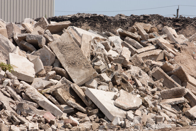 Odpad ze stavebnictví zahrnuje betonové zbytky, cihly, dřevo a kovy. Kvůli nedostatku materiálu na trhu se ale recykluje také kamení a štěrkopísek.