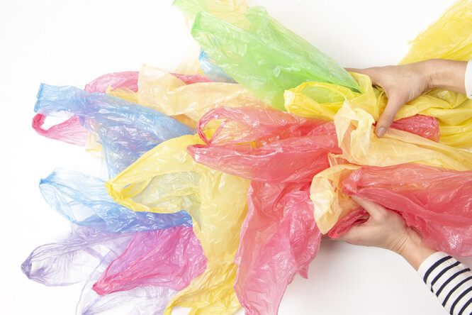 Jednorázové sáčky a tašky používají lidé jako lehké mobilní tašky po kapsách, na balení svačiny, na špinavé prádlo, na sběr odpadků nebo jako sáček umístěný do malého odpadkového koše.