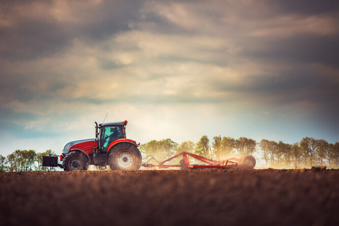 Proč traktor stojí víc než náklaďák? Protože jsou na traktory dotace.