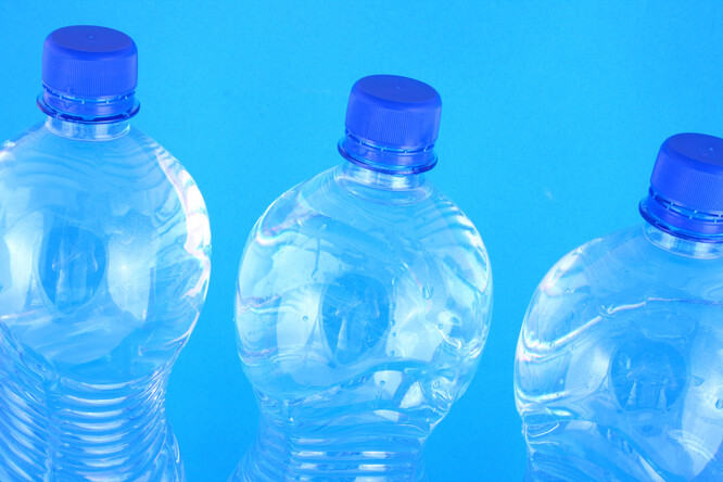 Spor o možné zálohování PET lahví se v Česku vede několik let. Balík odpadových zákonů, který začal platit předloni, ponechal zálohování dobrovolné.