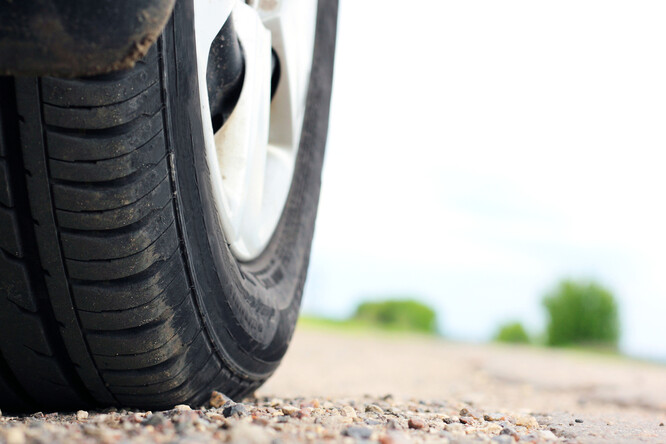 Nařízení zcela nově zavádí opatření ke snížení emisí z pneumatik a brzd a ke zvýšení životnosti baterií.