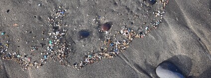 Mikroplasty na pláži Foto: Depositphotos