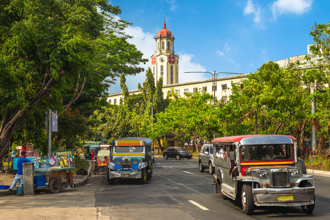 Vozidla jeepney, označovaná na Filipínách za "krále silnic", nabízejí levnější cestování než vlaky, taxíky či motorizované tříkolky. Původně vznikla úpravou vojenských džípů, které v zemi zanechali Američané po druhé světové válce.