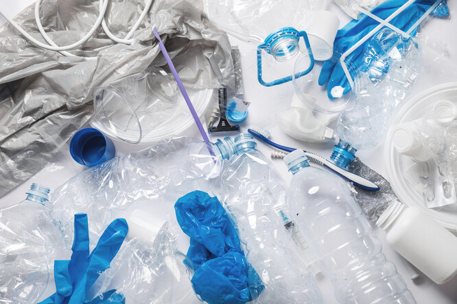 Autoři výzkumu zjistili, že více než polovina plastů, které lidé vyhazují, jsou hůře recyklovatelné měkké plasty. Podle údajů charitativní organizace Recoup se recykluje 61 procent plastových lahví, 36 procent plastových vaniček a pouze osm procent plastových fólií. Ilustrační foto