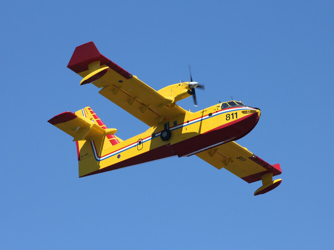 Dva speciální letouny Canadair z Itálie se dnes odpoledne opět zapojily do hašení lesního požáru v Českém Švýcarsku.