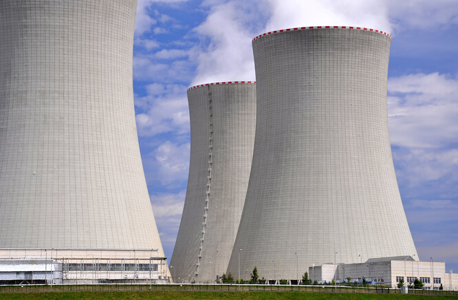 Rakousko patří v Evropské unii k nejhlasitějším kritikům jaderné energetiky. Na základě referenda z roku 1978 se rozhodlo nezprovoznit svou dokončenou elektrárnu a trvale se zřeklo výroby energie z jádra. Dlouhodobě se staví odmítavě i k jaderným energetickým programům sousedních států, včetně Česka.