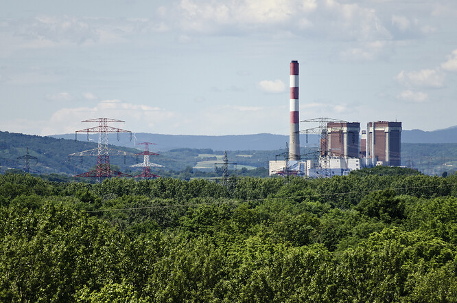 Rakousko patří v Evropské unii k nejhlasitějším kritikům jaderné energetiky. Na základě referenda z roku 1978 se tato alpská republika rozhodla nezprovoznit svou dokončenou elektrárnu Zwentendorf a následně se trvale zřekla výroby energie z jádra.