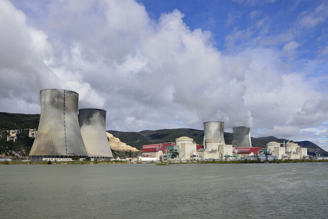 Mnoho francouzských jaderných elektráren je odstaveno kvůli pravidelné údržbě nebo doplňování paliva. Více než desítka z nich však stojí kvůli kontrolám a opravám po zjištění problémů s korozí.