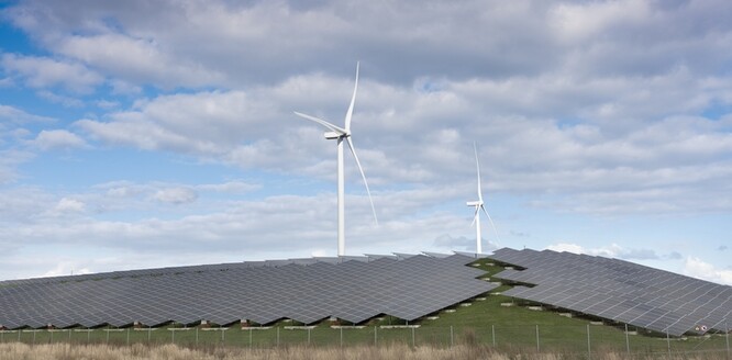 Větrné a solární elektrárny v Nizozemí.