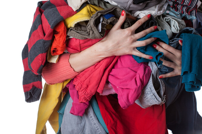V Česku se podle ředitele sekce ochrany životního prostředí MŽP Davida Surého každý rok zvyšuje produkce textilního odpadu. Ročně se podle expertních rozborů MŽP v tuzemsku vyhodí okolo 180 000 tun textilu. Momentálně se ročně vytřídí okolo 39 000 tun oblečení. Naopak kontaminovaný nerecyklovatelný odpad vyhozený do černých smíšených popelnic činí 75 000 tun.