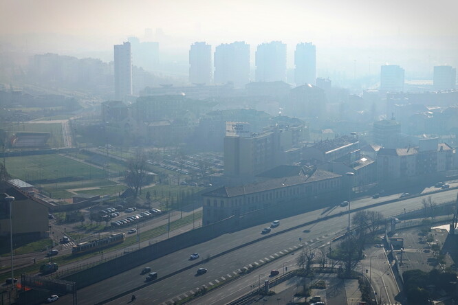Lombardská metropole Milán se v posledních dnech dostala do žebříčku měst s nejhorší kvalitou ovzduší ve světě, a to především kvůli nadměrné koncentraci částic PM2,5, uvedl server IQAir.