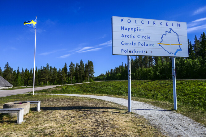 Kallak leží asi 40 kilometrů západně od města Jokkmokk, které se nachází těsně nad polárním kruhem a které je sídlem sámského parlamentu.