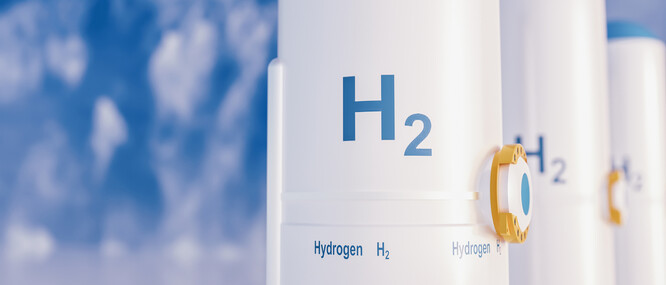 Modrý vodík se podobně jako tradiční šedý vodík vyrábí ze zemního plynu, proces štěpení je ale doplněn o technologii zachytávání a ukládání oxidu uhličitého. Je tak považován za čistší alternativu.