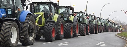 Řada traktorů blokuje silnici Foto: Depositphotos