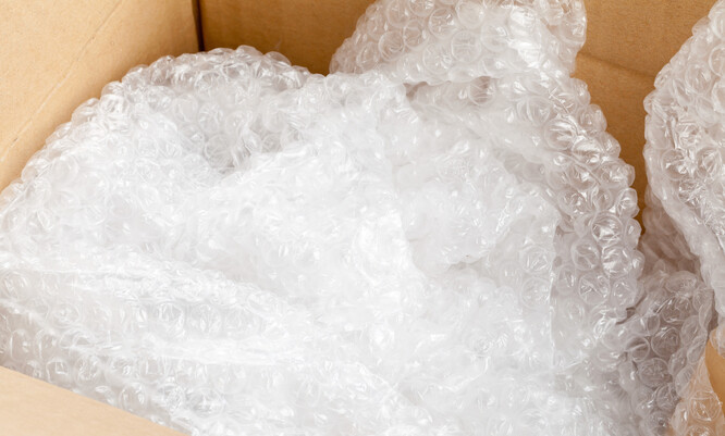 Do speciálních popelnic je možné ukládat bublinkové a papírové výplně, pěnové tzv. mirelonové výplně či chlopňové krabice.