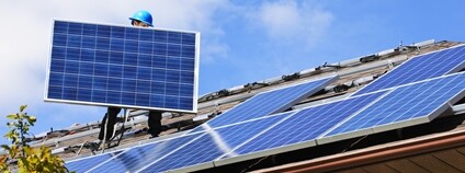 Instalace fotovoltaického panelu na střechu Foto: Depositphotos