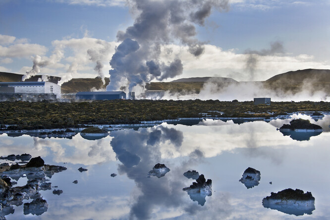 Geotermální elektrárna Svartsengi na Islandu.