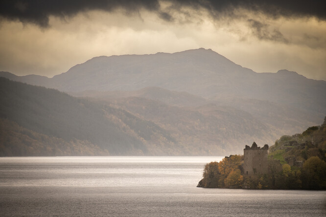 Hrad Urquhart na jezeře Loch Ness.