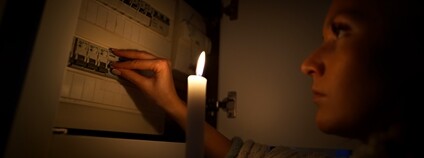 Žena se svíčkou nahazuje pojistky Foto: Depositphotos