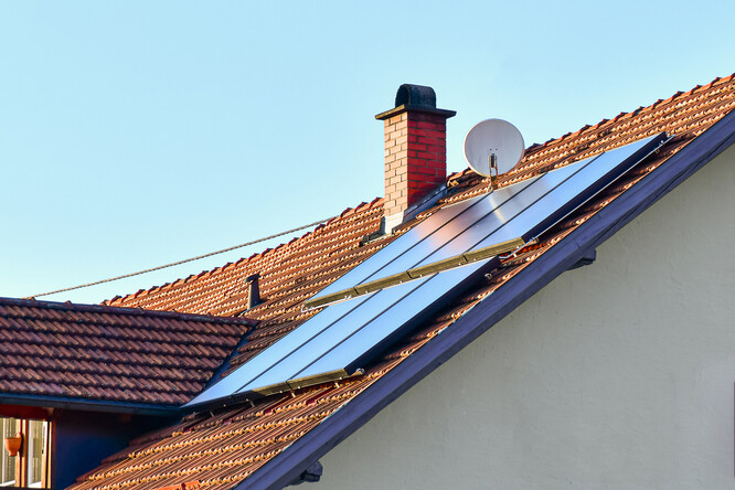 Elektrické sítě nejsou stavěné na to, že si skutečně každý majitel domu se střechou fotovoltaiku pořídí.