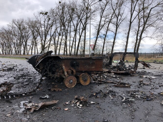 Zničené a vyhořelé ruské vojenské vozidlo v Borodjance.