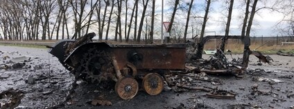Zničené a vyhořelé ruské vojenské vozidlo. Foto: Depositphotos