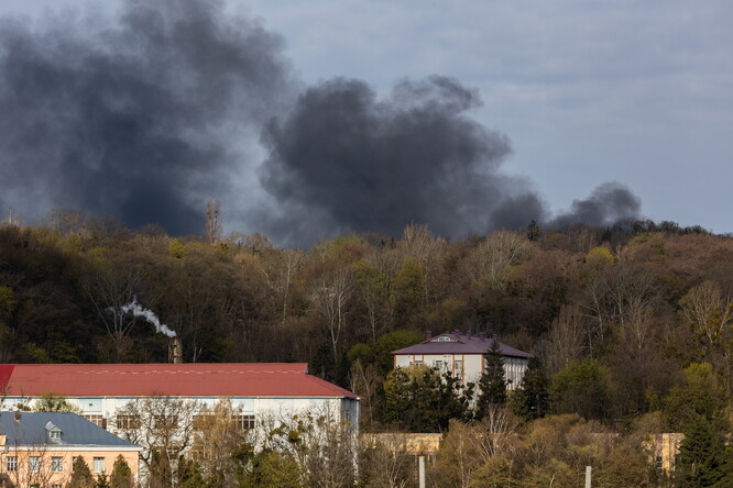 Nad Lvovem na Ukrajině stoupá kouř z raket ruské armády (18. dubna 2022).