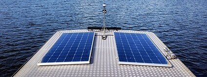 Fotovoltaické panely instalované na střeše lodi Foto: Depositphotos