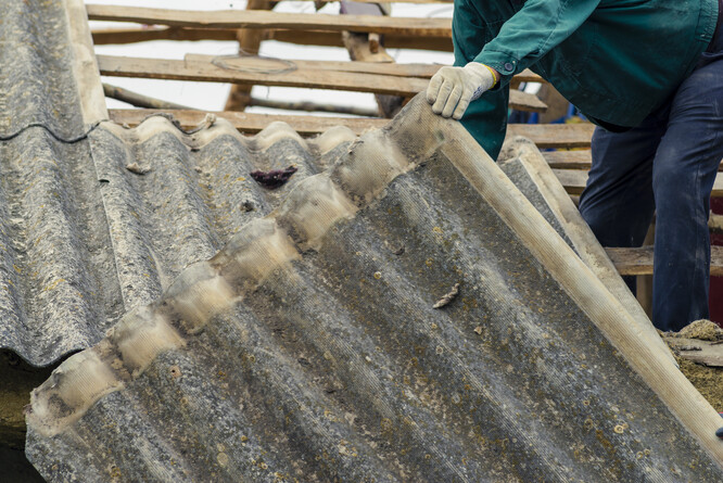 Odstraňování azbestu ze střechy.