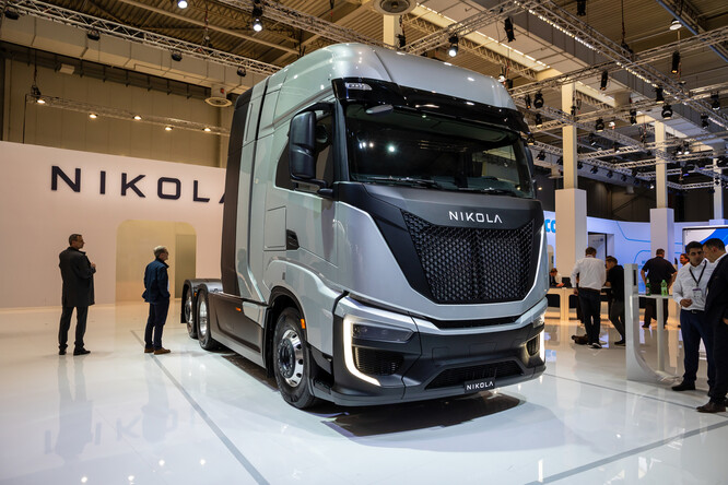 Nikola Tre BEV elektrický kamion na Hannover IAA Transportation Motor Show. Německo - 20. září 2022